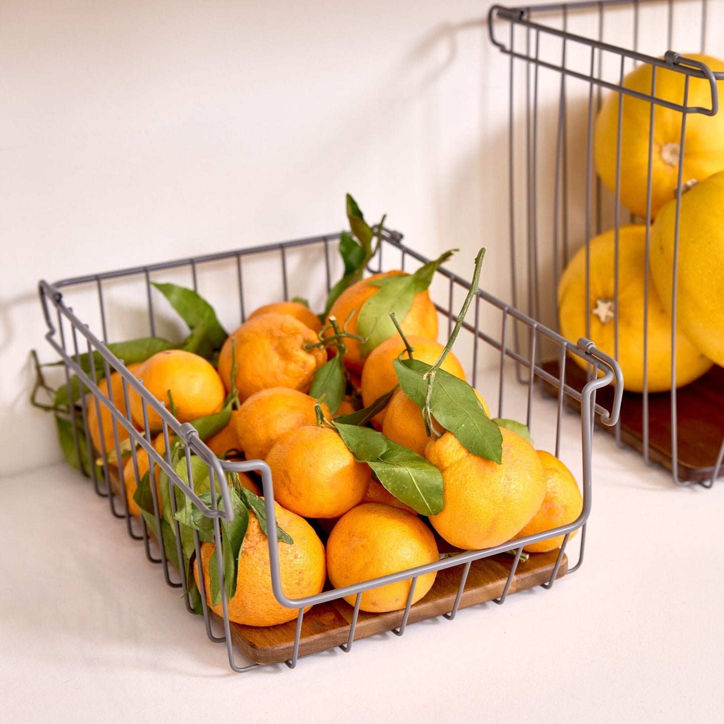 Drahtkorb "Acora" - mit Akazienholz-Boden, stapelbar