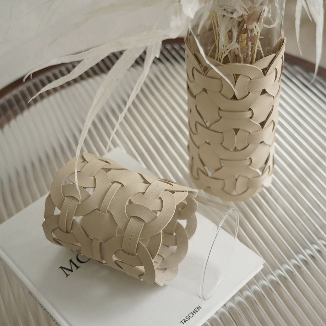 Deko-Vase „Liora“ – Glas & Leder, modern und elegant