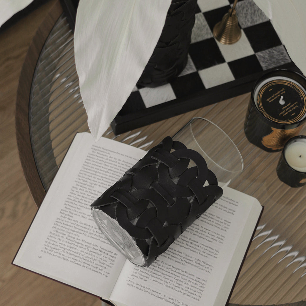 Deko-Vase „Liora“ – Glas & Leder, modern und elegant