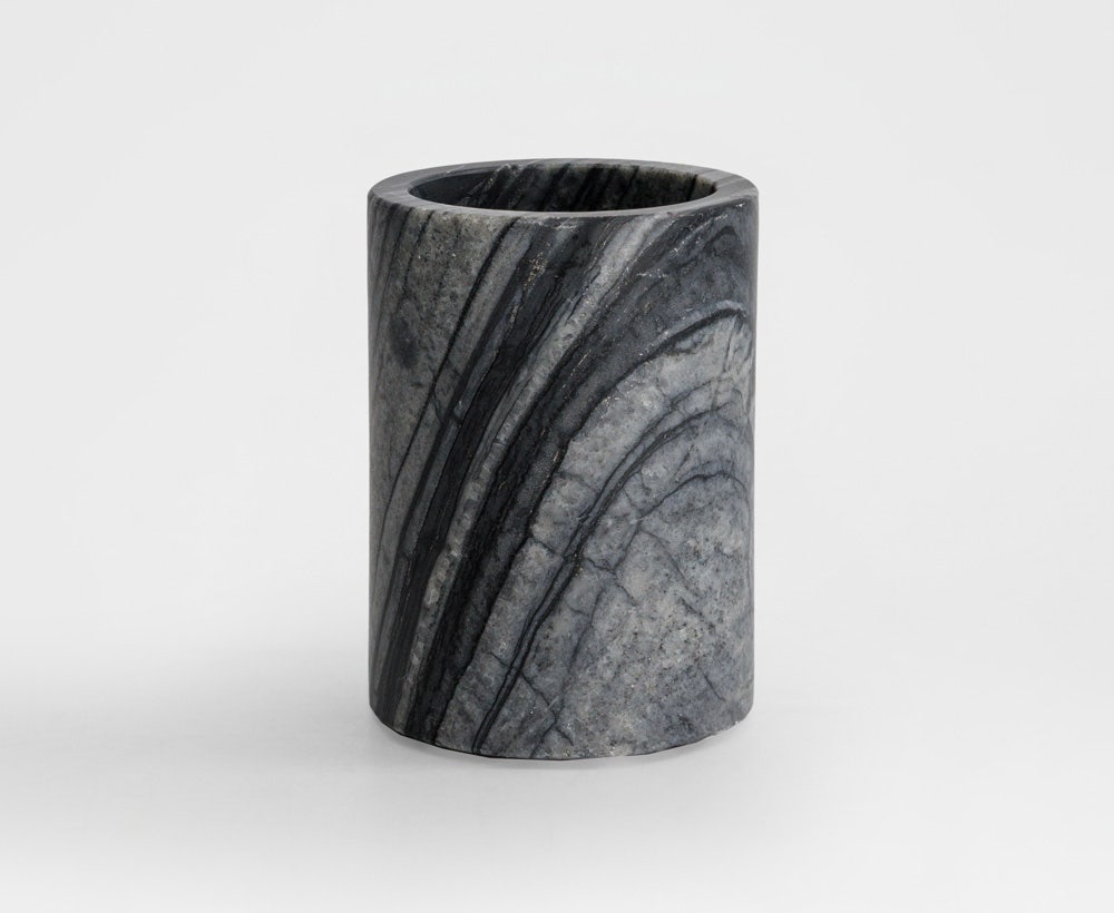 Liora - Badezimmerbecher in modernem Design